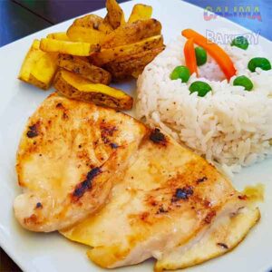 Filete de pollo con arroz y maduros. (Grilled chicken with white rice and sweet plantains)